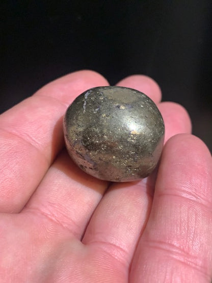 Chalcopyrite – Pierre roulée (polie) – 30 x 29 x 26 mm – 52 gr.