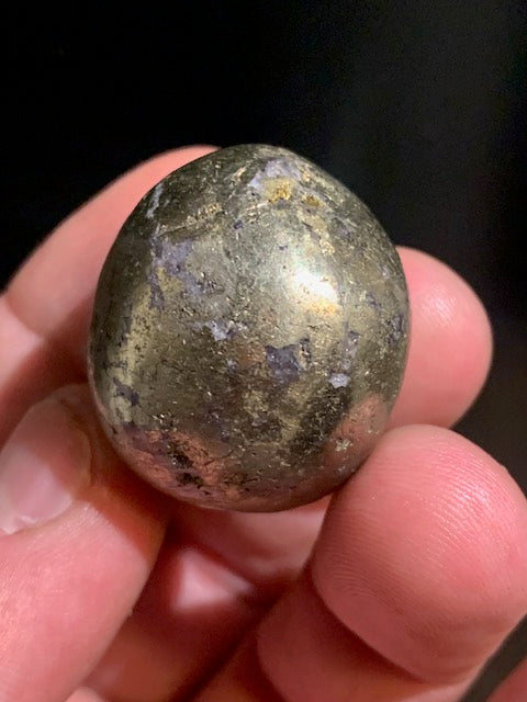Chalcopyrite – Pierre roulée (polie) – 30 x 29 x 26 mm – 52 gr.
