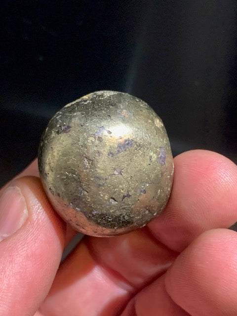 Chalcopyrite – Pierre roulée (polie) – 30 x 29 x 26 mm – 52 gr.