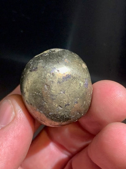 Chalcopyrite – Pierre roulée (polie) – 30 x 29 x 26 mm – 52 gr.