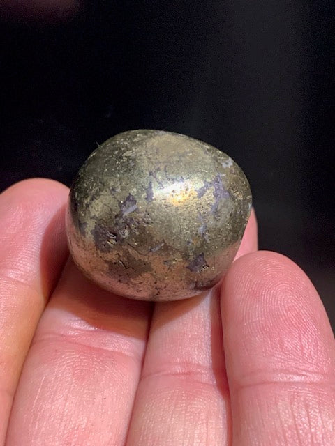 Chalcopyrite – Pierre roulée (polie) – 30 x 29 x 26 mm – 52 gr.