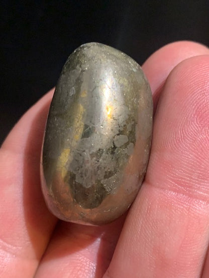 Chalcopyrite – Pierre roulée (polie) – 35 x 23 x 21 mm – 44,5 gr.
