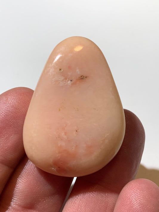 Mangano Calcite ou Calcite rose - Spécimen réagissant à l'U-V, de 45 mm x 32 x 14 - 22,8 gr.