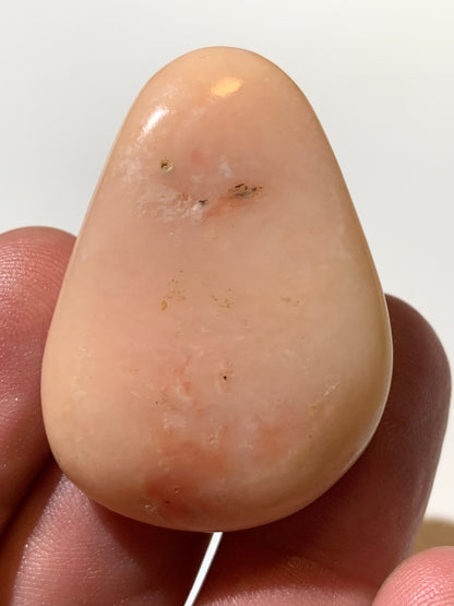 Mangano Calcite ou Calcite rose - Spécimen réagissant à l'U-V, de 45 mm x 32 x 14 - 22,8 gr.