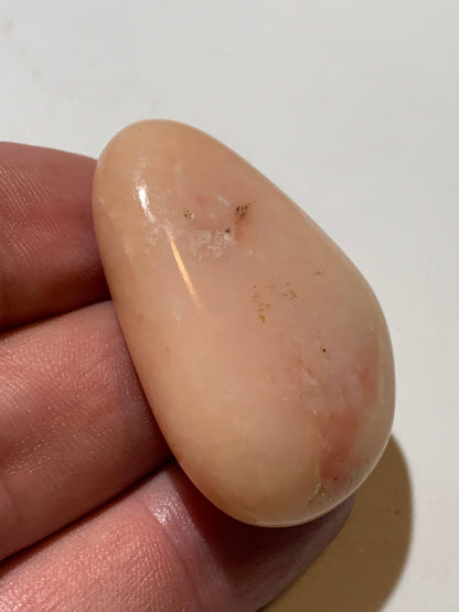 Mangano Calcite ou Calcite rose - Spécimen réagissant à l'U-V, de 45 mm x 32 x 14 - 22,8 gr.