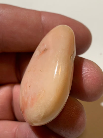 Mangano Calcite ou Calcite rose - Spécimen réagissant à l'U-V, de 45 mm x 32 x 14 - 22,8 gr.