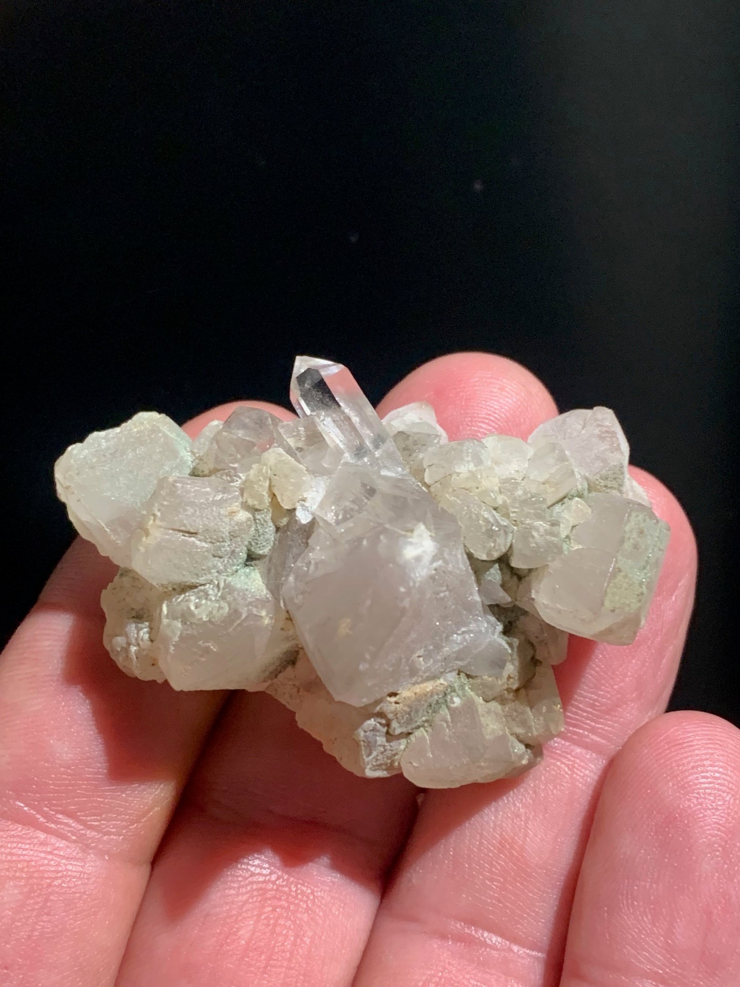 Quartz avec Calcite rose des Alpes - Spécimen réagissant à l'U-V - 53 mm x 40 x 36 - 39,1 gr.