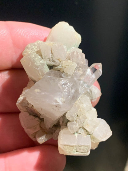 Quartz avec Calcite rose des Alpes - Spécimen réagissant à l'U-V - 53 mm x 40 x 36 - 39,1 gr.