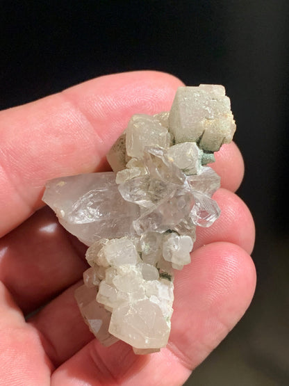 Quartz avec Calcite rose des Alpes - Spécimen réagissant à l'U-V - 53 mm x 40 x 36 - 39,1 gr.