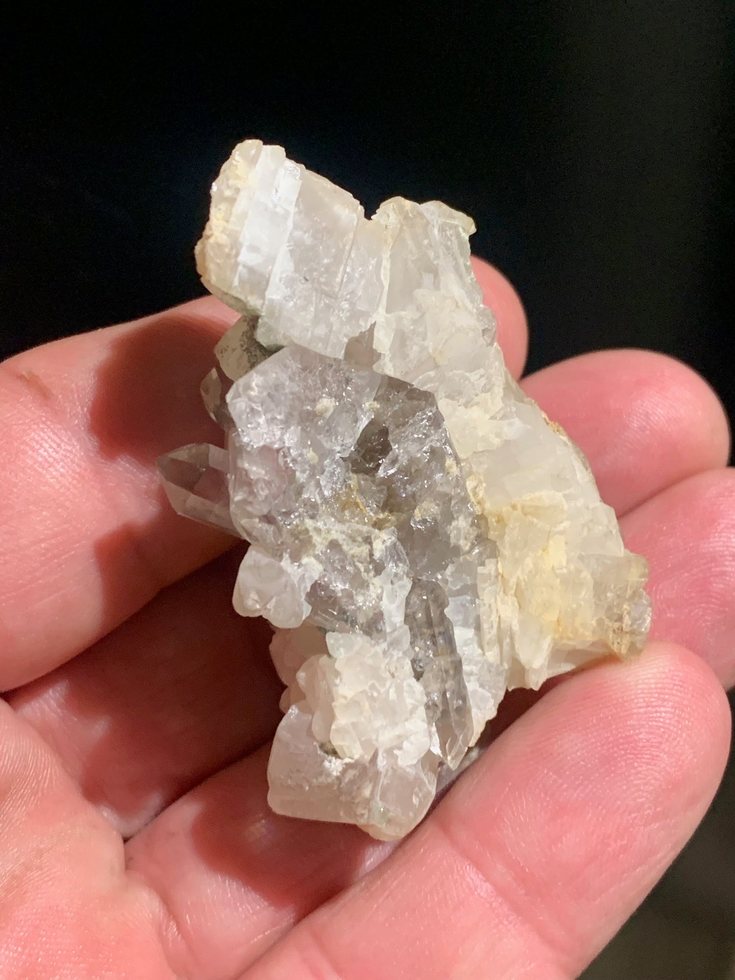 Quartz avec Calcite rose des Alpes - Spécimen réagissant à l'U-V - 53 mm x 40 x 36 - 39,1 gr.