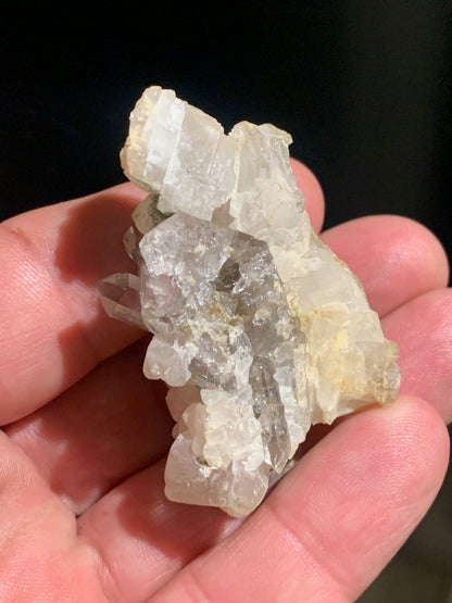 Quartz avec Calcite rose des Alpes - Spécimen réagissant à l'U-V - 53 mm x 40 x 36 - 39,1 gr.