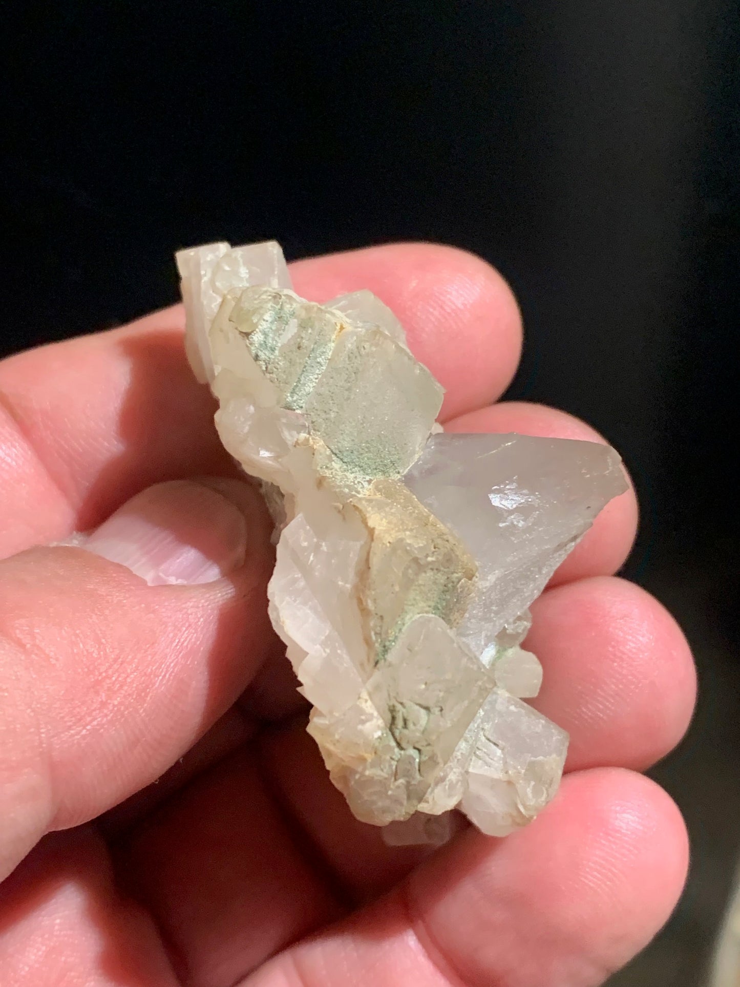 Quartz avec Calcite rose des Alpes - Spécimen réagissant à l'U-V - 53 mm x 40 x 36 - 39,1 gr.