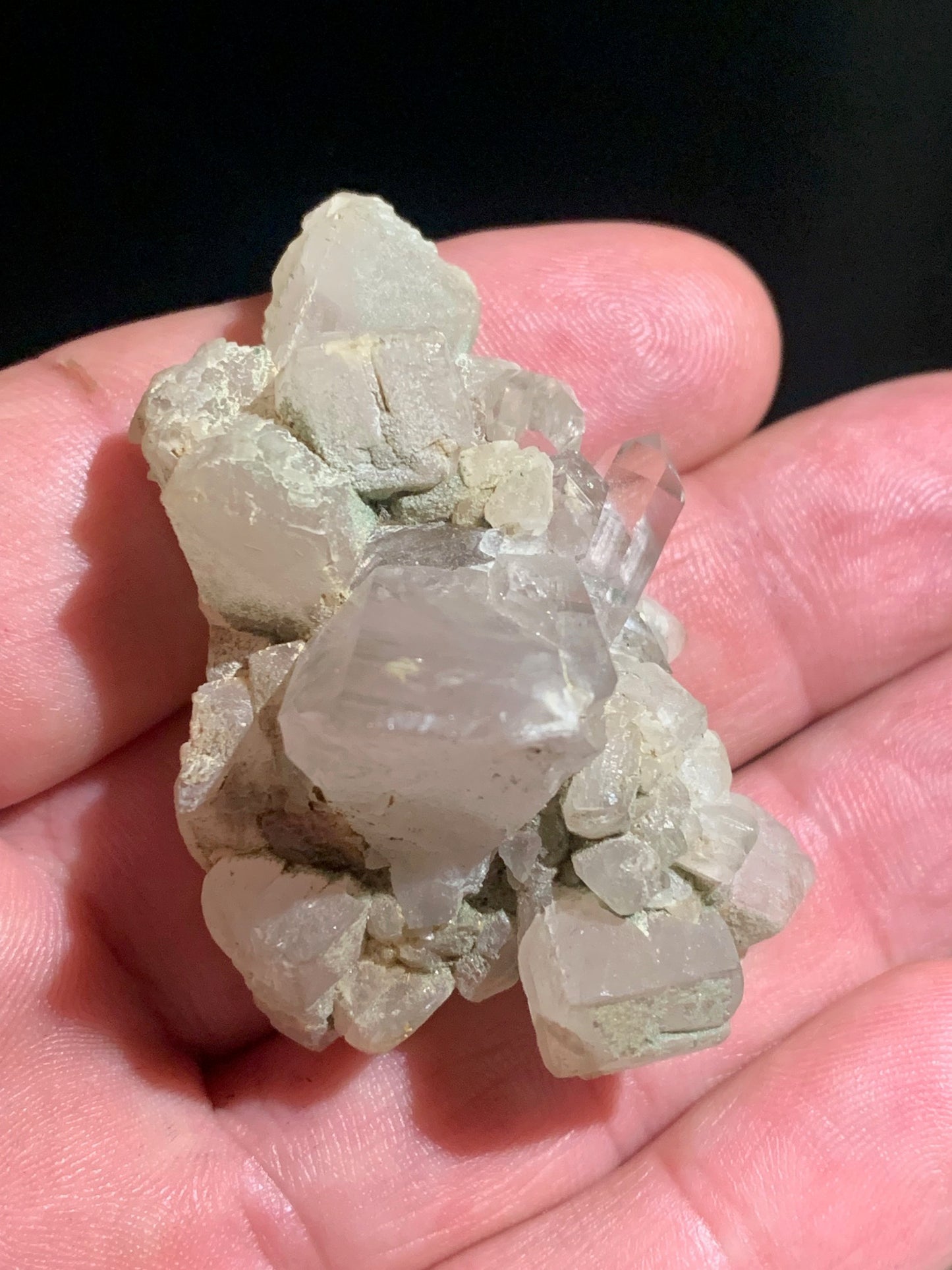 Quartz avec Calcite rose des Alpes - Spécimen réagissant à l'U-V - 53 mm x 40 x 36 - 39,1 gr.