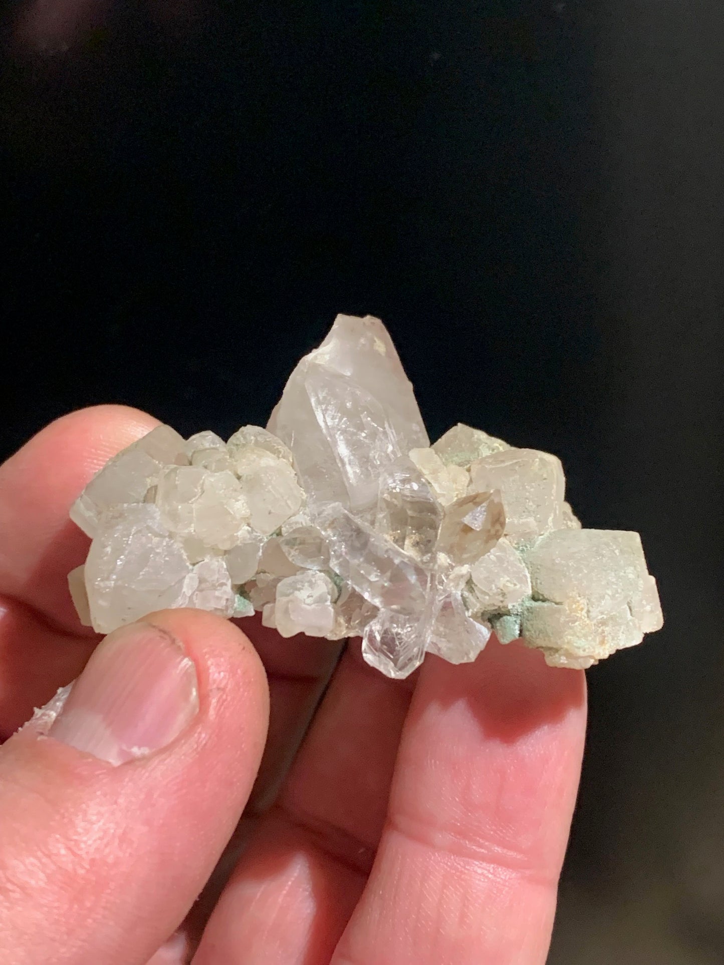 Quartz avec Calcite rose des Alpes - Spécimen réagissant à l'U-V - 53 mm x 40 x 36 - 39,1 gr.
