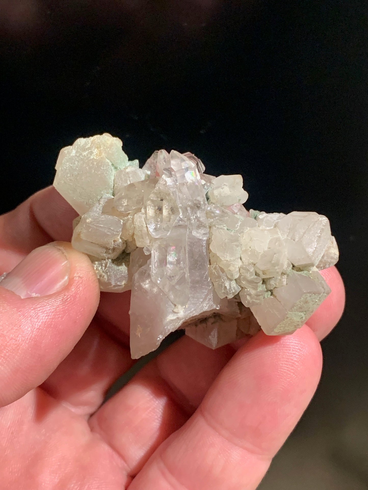 Quartz avec Calcite rose des Alpes - Spécimen réagissant à l'U-V - 53 mm x 40 x 36 - 39,1 gr.