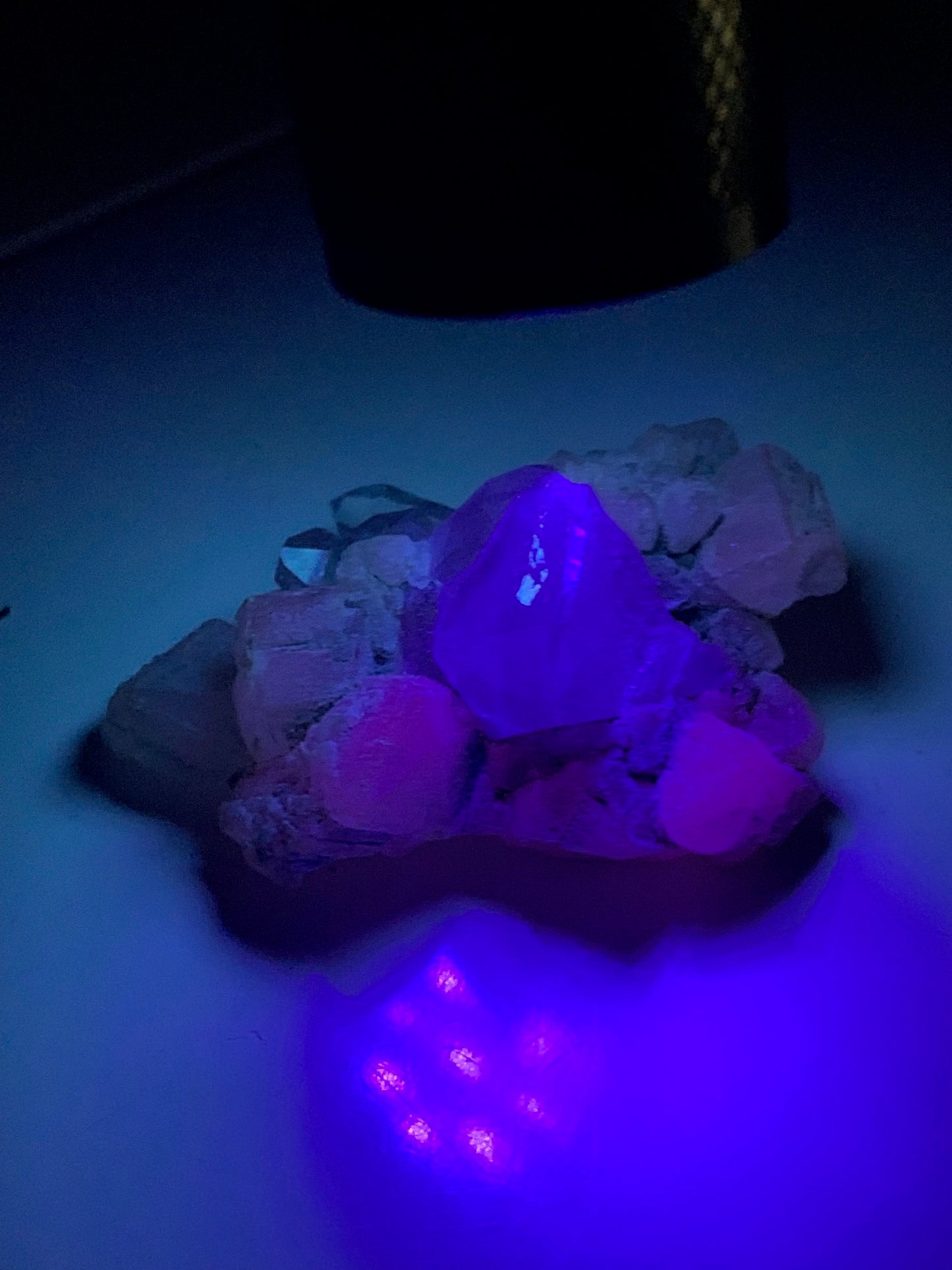 Quartz avec Calcite rose des Alpes - Spécimen réagissant à l'U-V - 53 mm x 40 x 36 - 39,1 gr.