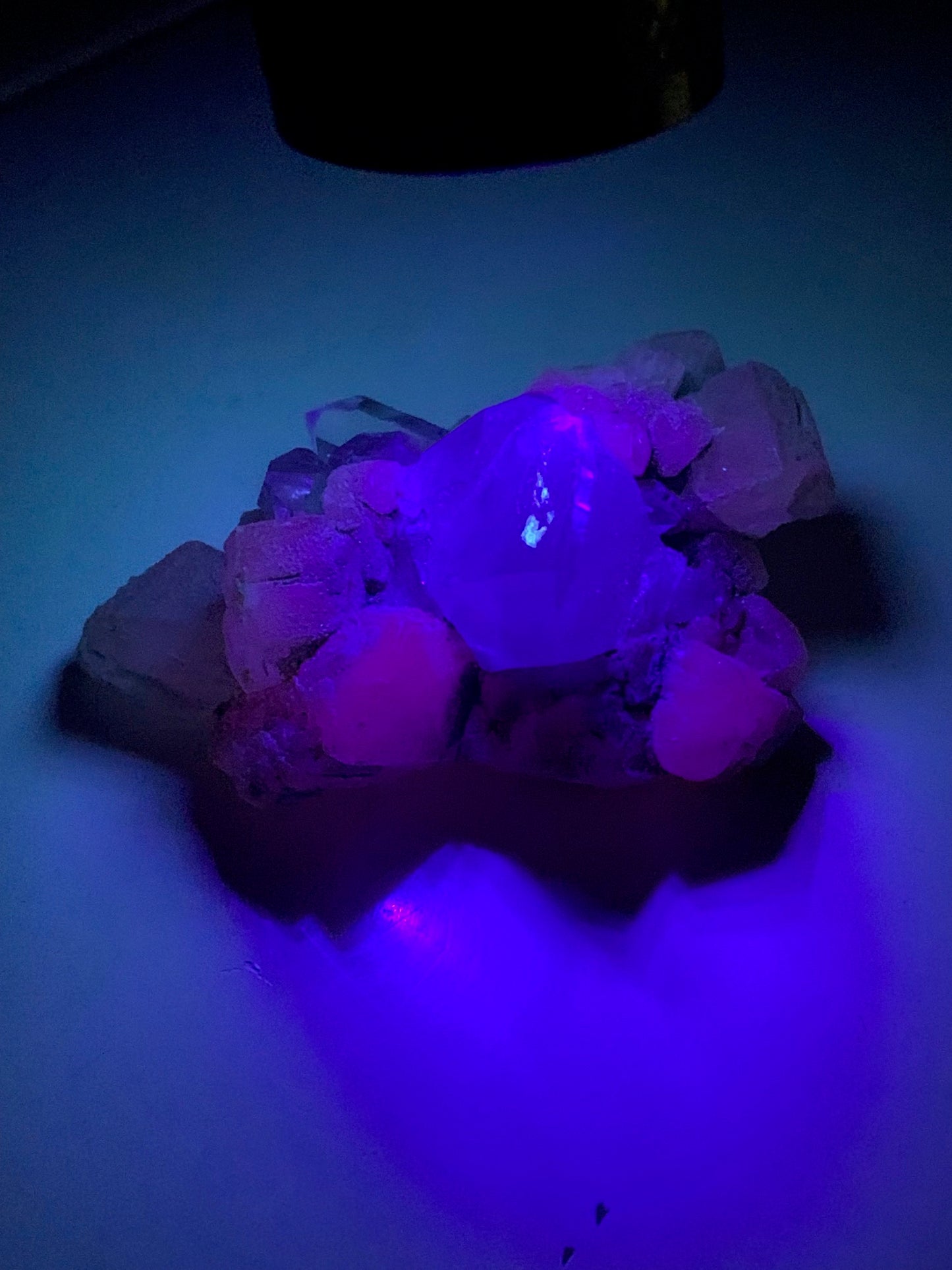 Quartz avec Calcite rose des Alpes - Spécimen réagissant à l'U-V - 53 mm x 40 x 36 - 39,1 gr.