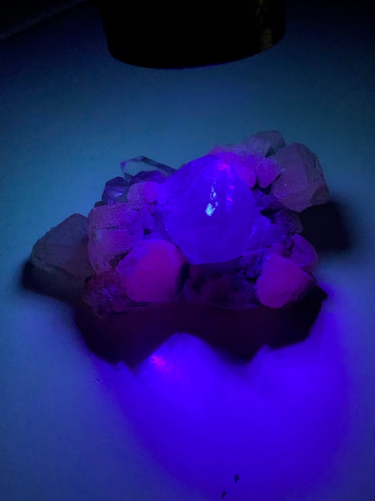 Quartz avec Calcite rose des Alpes - Spécimen réagissant à l'U-V - 53 mm x 40 x 36 - 39,1 gr.