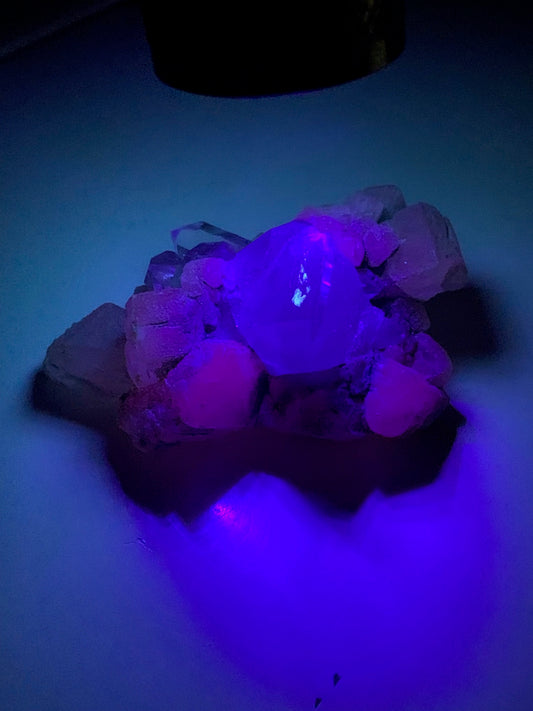 Quartz avec Calcite rose des Alpes - Spécimen réagissant à l'U-V - 53 mm x 40 x 36 - 39,1 gr.