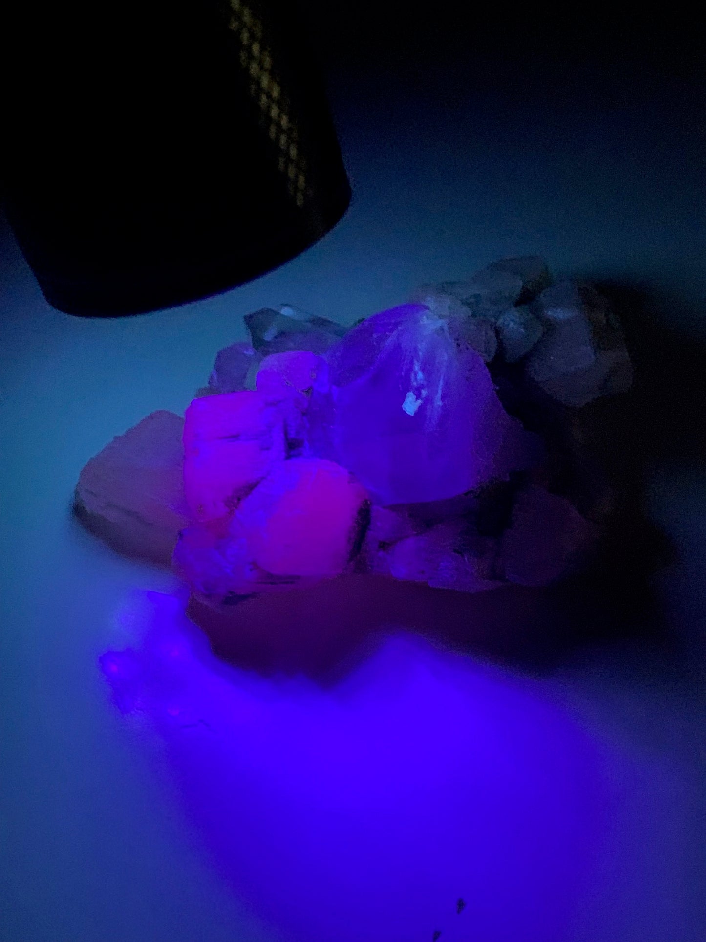 Quartz avec Calcite rose des Alpes - Spécimen réagissant à l'U-V - 53 mm x 40 x 36 - 39,1 gr.