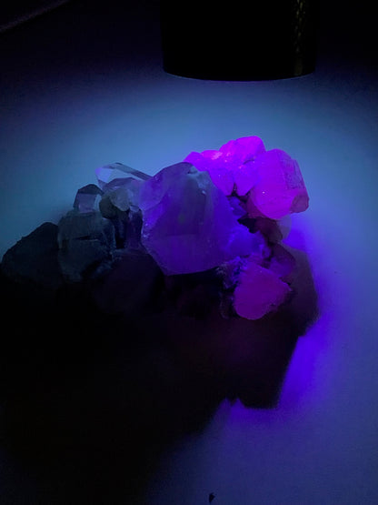 Quartz avec Calcite rose des Alpes - Spécimen réagissant à l'U-V - 53 mm x 40 x 36 - 39,1 gr.