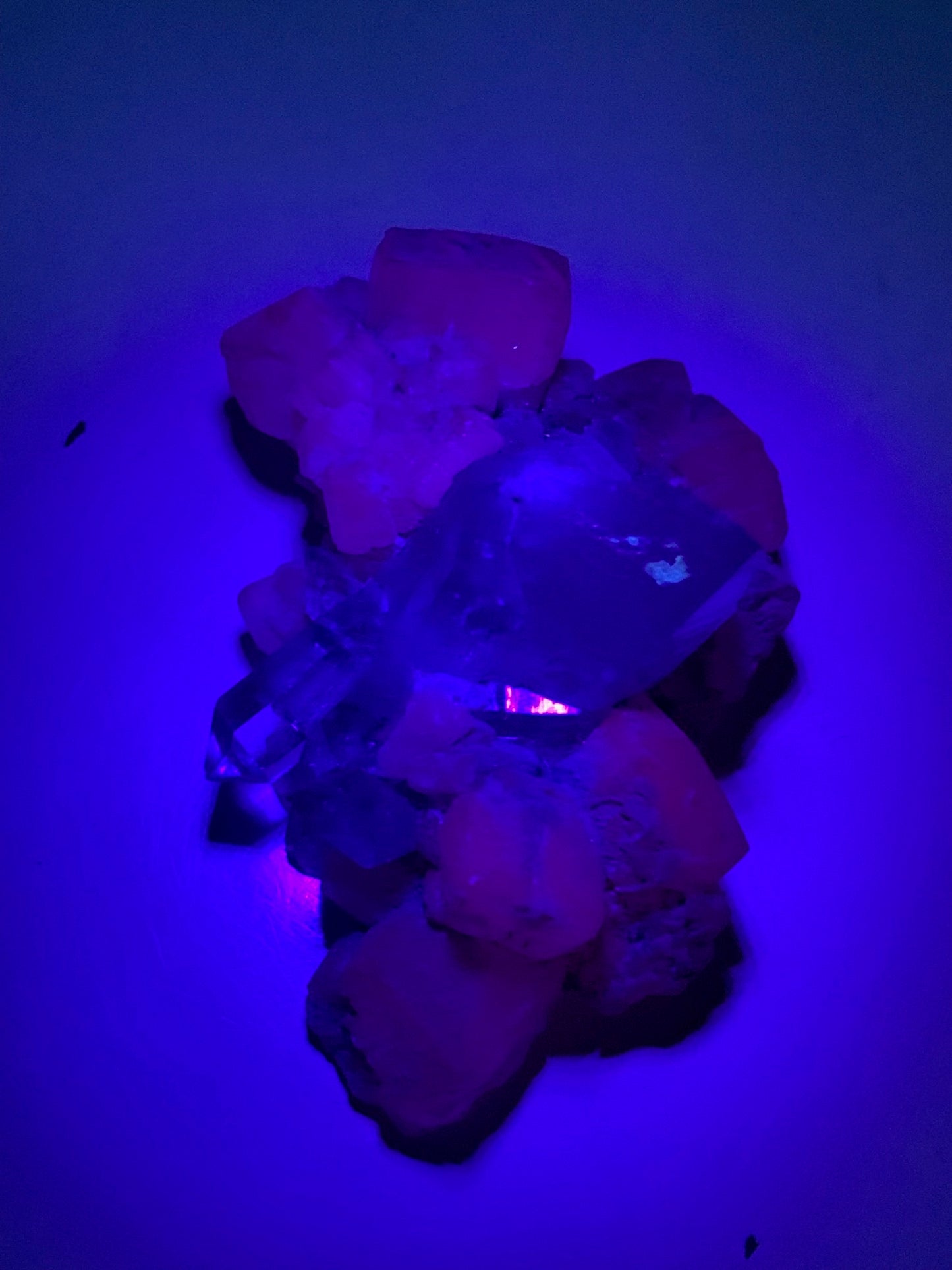 Quartz avec Calcite rose des Alpes - Spécimen réagissant à l'U-V - 53 mm x 40 x 36 - 39,1 gr.
