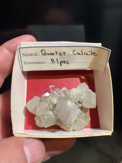 Quartz avec Calcite rose des Alpes - Spécimen réagissant à l'U-V - 53 mm x 40 x 36 - 39,1 gr.