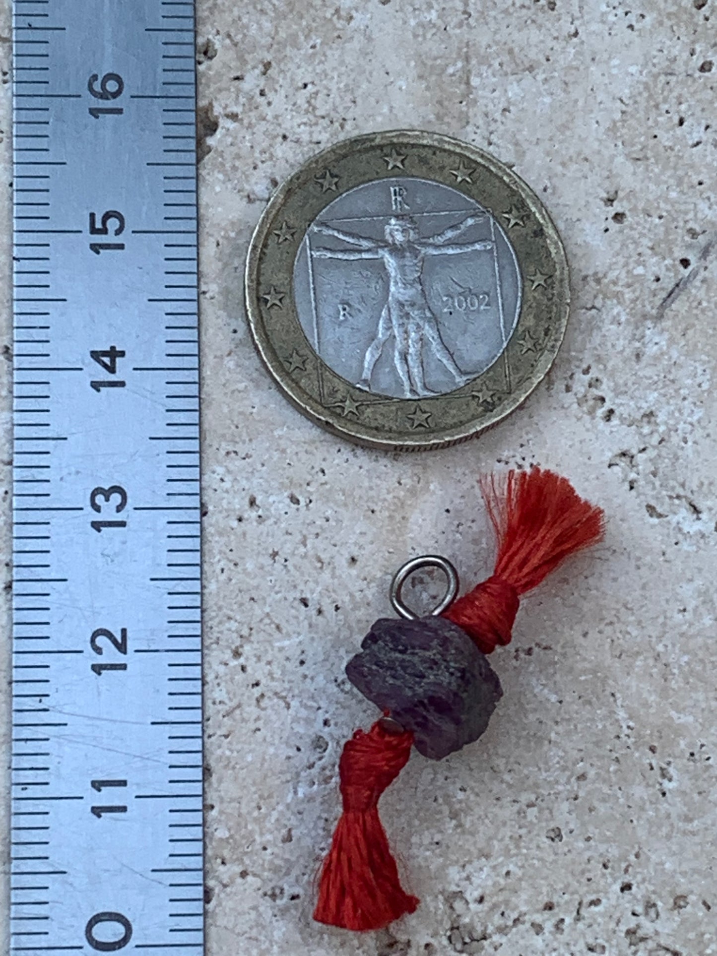 Rubis, cristal percé de 11mm x9 x8 - 1,4 grammes . Superbe corindon de rubis prêt à porter, vendu avec cordon réglable !