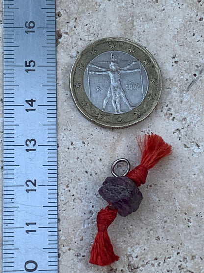 Rubis, cristal percé de 11mm x9 x8 - 1,4 grammes . Superbe corindon de rubis prêt à porter, vendu avec cordon réglable !