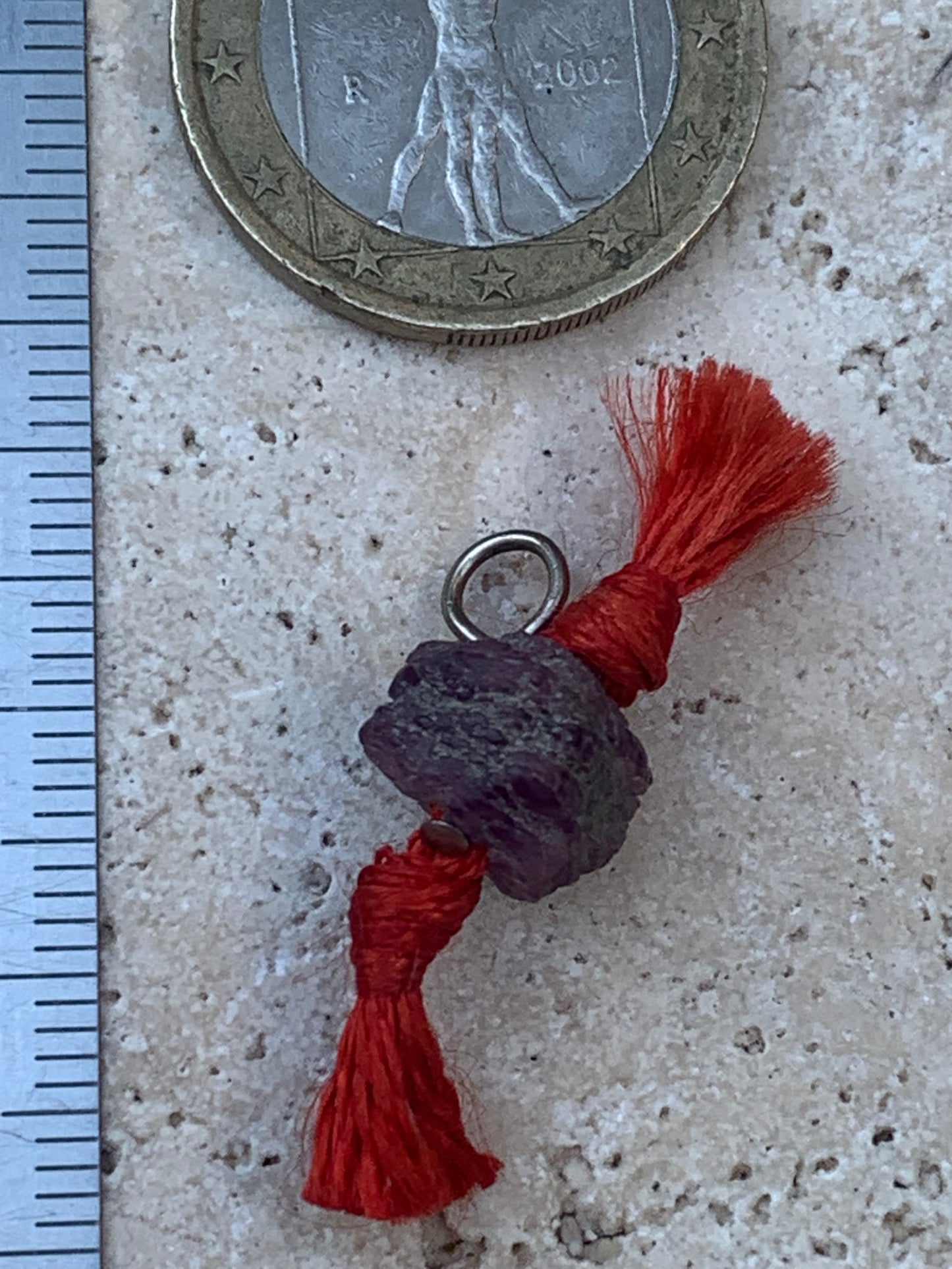 Rubis, cristal percé de 11mm x9 x8 - 1,4 grammes . Superbe corindon de rubis prêt à porter, vendu avec cordon réglable !