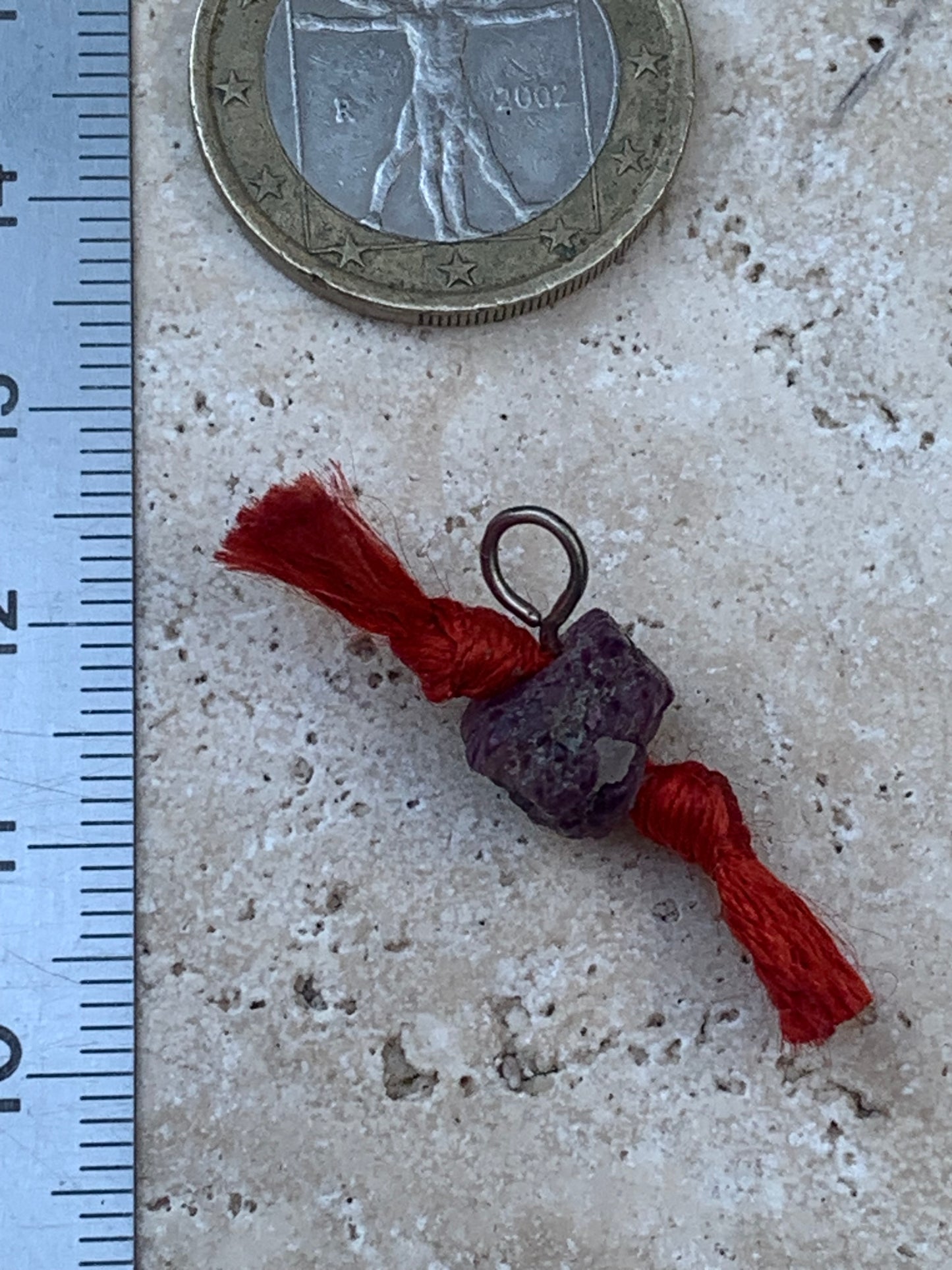 Rubis, cristal percé de 11mm x9 x8 - 1,4 grammes . Superbe corindon de rubis prêt à porter, vendu avec cordon réglable !