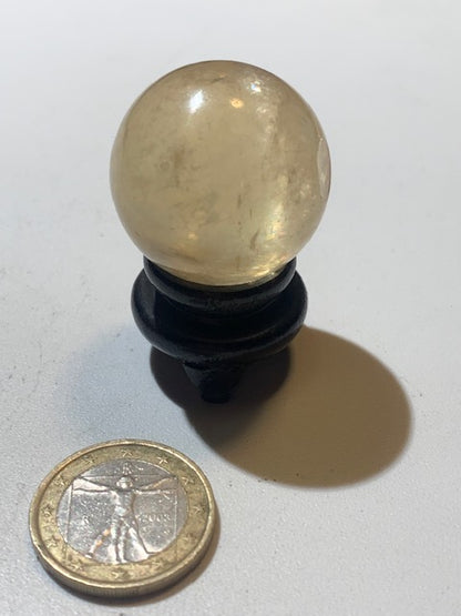 Sphère en calcite miel de 3 cm - 40,4 gr. / Vendu avec support en bois