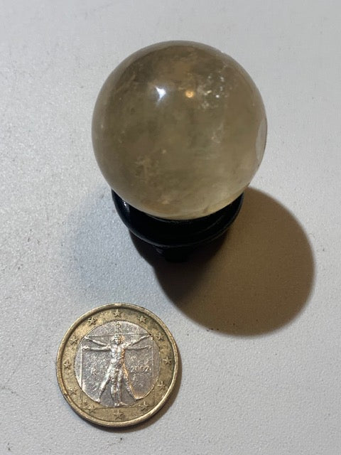 Sphère en calcite miel de 3 cm - 40,4 gr. / Vendu avec support en bois