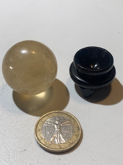 Sphère en calcite miel de 3 cm - 40,4 gr. / Vendu avec support en bois