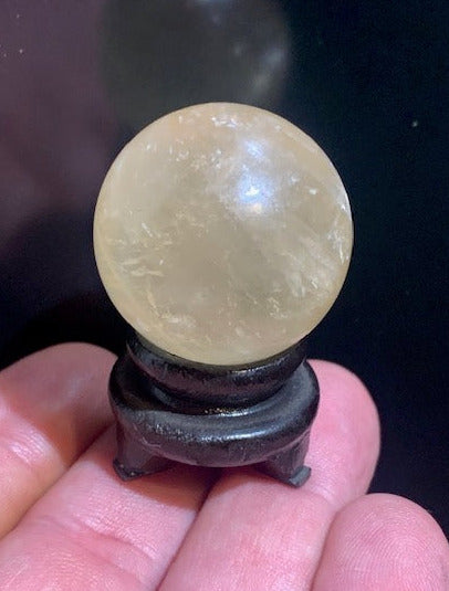 Honey calcite sphere of 3 cm - 40.4 g / Sold with wooden stand