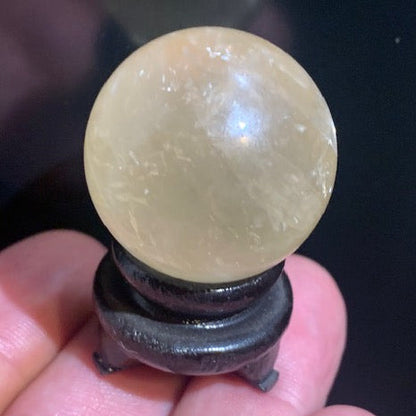 Sphère en calcite miel de 3 cm - 40,4 gr. / Vendu avec support en bois