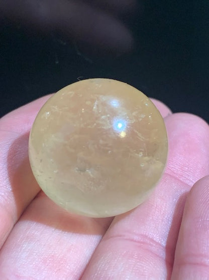 Sphère en calcite miel de 3 cm - 40,4 gr. / Vendu avec support en bois