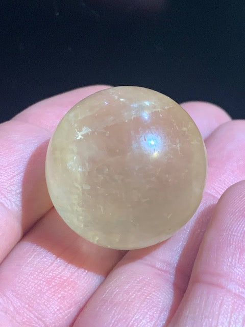 Sphère en calcite miel de 3 cm - 40,4 gr. / Vendu avec support en bois