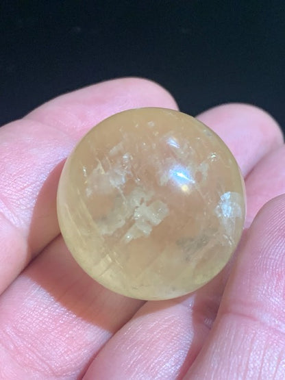 Sphère en calcite miel de 3 cm - 40,4 gr. / Vendu avec support en bois