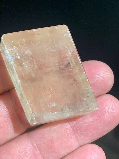 Calcite miel, cristal poli de 44 x 30 x 17 mm - 49,8 gr. - Belle pièce de minéralogie