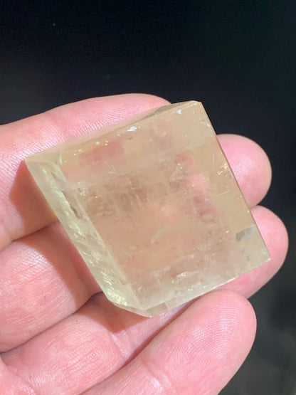 Calcite miel, cristal poli de 44 x 30 x 17 mm - 49,8 gr. - Belle pièce de minéralogie