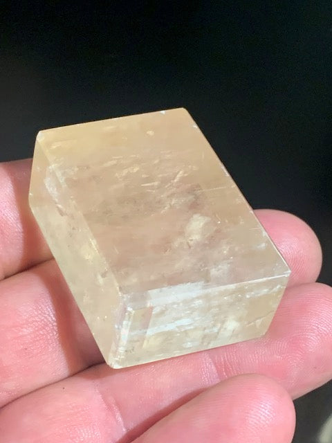 Calcite miel, cristal poli de 44 x 30 x 17 mm - 49,8 gr. - Belle pièce de minéralogie
