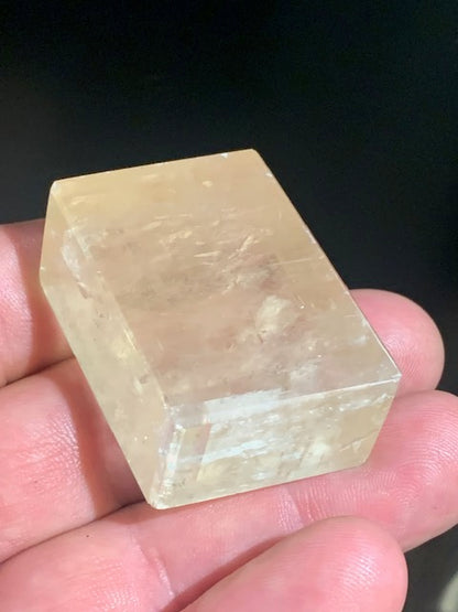 Calcite miel, cristal poli de 44 x 30 x 17 mm - 49,8 gr. - Belle pièce de minéralogie