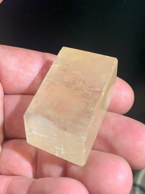Calcite miel, cristal poli de 44 x 30 x 17 mm - 49,8 gr. - Belle pièce de minéralogie