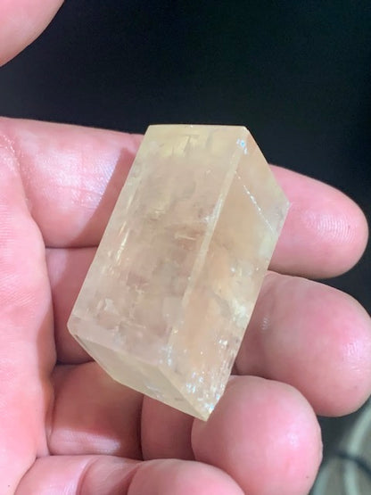 Calcite miel, cristal poli de 44 x 30 x 17 mm - 49,8 gr. - Belle pièce de minéralogie