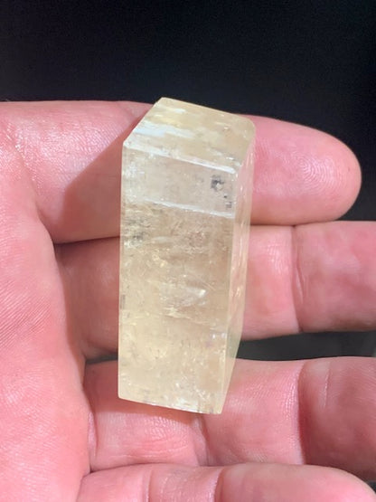 Calcite miel, cristal poli de 44 x 30 x 17 mm - 49,8 gr. - Belle pièce de minéralogie