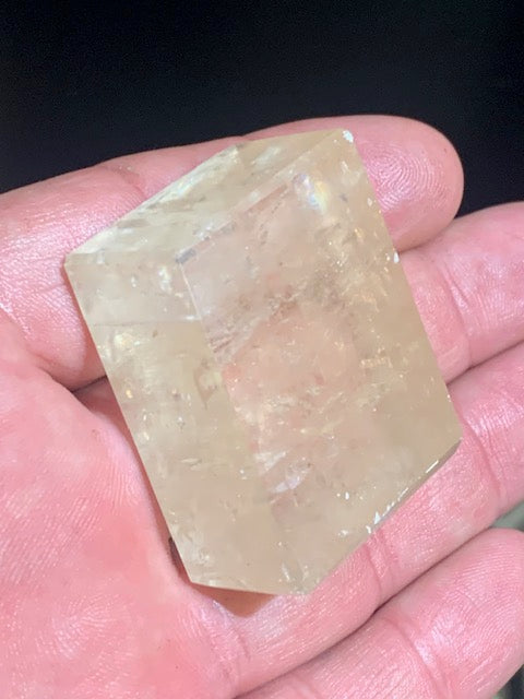 Calcite miel, cristal poli de 44 x 30 x 17 mm - 49,8 gr. - Belle pièce de minéralogie