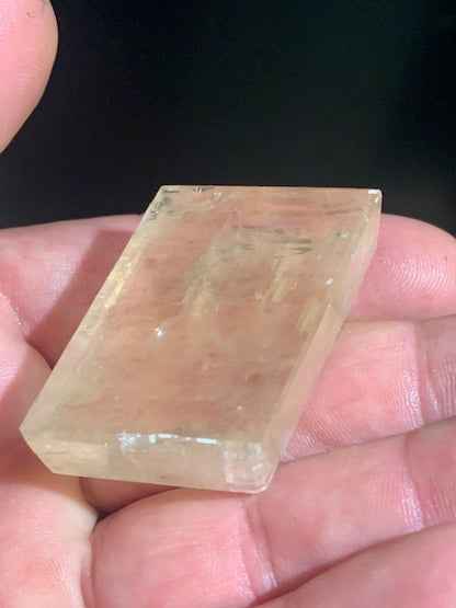 Calcite miel, cristal poli de 44 x 30 x 17 mm - 49,8 gr. - Belle pièce de minéralogie