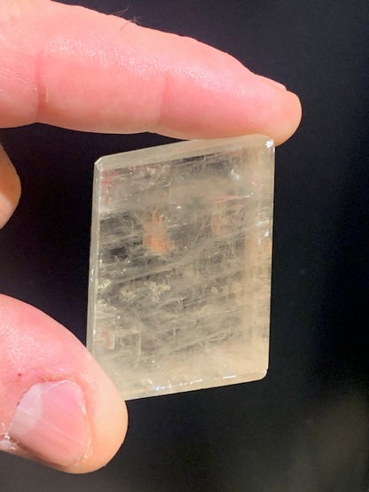 Calcite miel, cristal poli de 44 x 30 x 17 mm - 49,8 gr. - Belle pièce de minéralogie