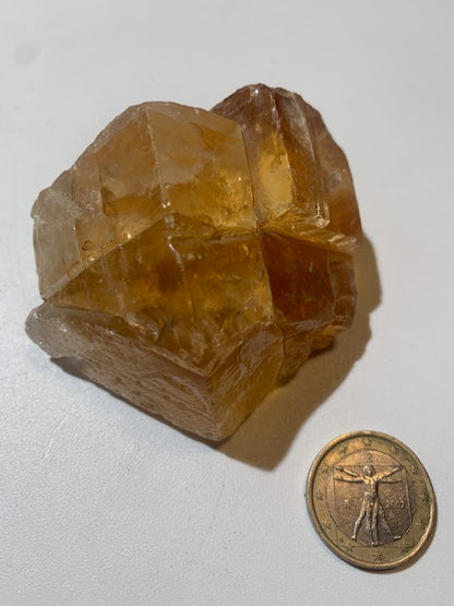Calcite miel, morceau brut et naturel de 70 x 58 x 43 mm - 144,6 gr.